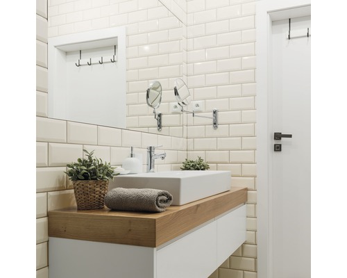 Modernes Badezimmer mit Waschbecken, Spiegel und Fliesen