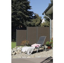 Vue de jardin avec clôture d''intimité et chaise longue