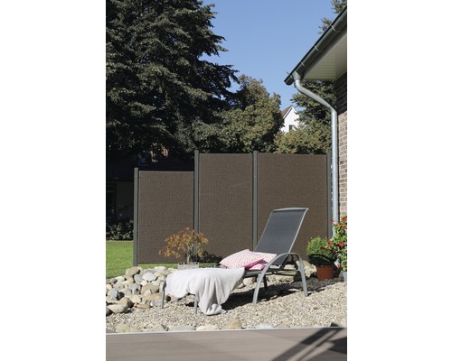 Vue de jardin avec clôture d''intimité et chaise longue