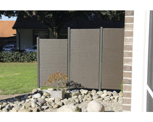 Gartenzaun aus Metall und WPC Elementen zur Grundstücksbegrenzung