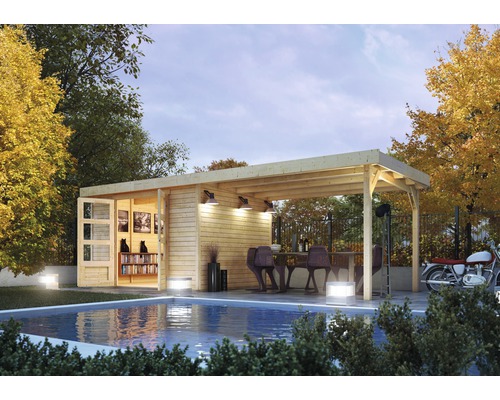 Abri de jardin Karibu Kodiak 6 en kit avec toit en appentis 576 x 331 cm naturel Maison de jardin en bois avec terrasse, piscine, table et chaises, et une moto à l''arrière-plan