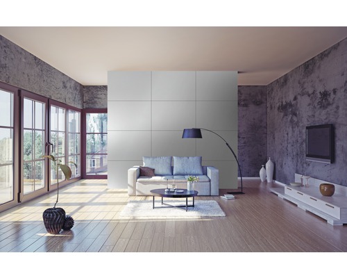 Modernes Wohnzimmer mit Sofa, Tisch und grossen Fenstern