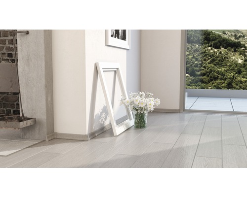 Pièce claire avec parquet, cadre photo et fleurs dans un vase