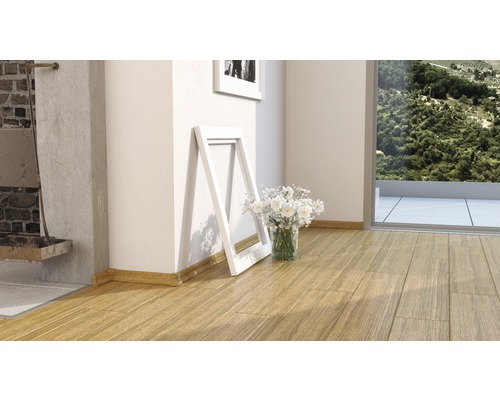 Intérieur avec plancher en bois, plinthes, cadre photo et vase de fleurs