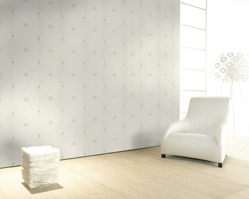 Pièce lumineuse avec papier peint à motifs, fauteuil et lampadaire.