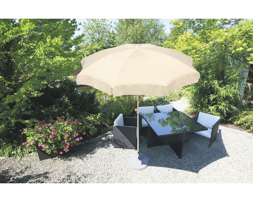 Scène de jardin avec table de jardin, chaises et parasol