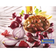 Rote Zwiebeln und Schalotten in einem Netz sowie aufgeschnitten auf einem Tisch mit Kiepenkerl Logo
