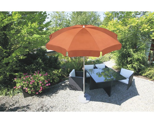 Szene im Garten mit einem Sonnenschirm, einem Tisch und Sitzmöbeln.