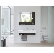 Salle de bains moderne avec lavabo, miroir et toilettes