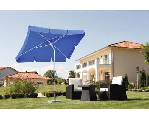 Quadratischer Sonnenschirm mit Gartenmöbelset im Garten