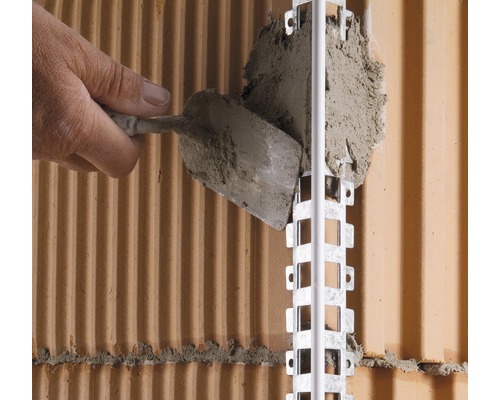 Rail de fixation fixé à un mur avec du mortier