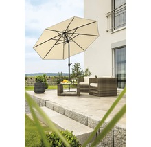 Terrasse avec parasol, fauteuils en rotin et table
