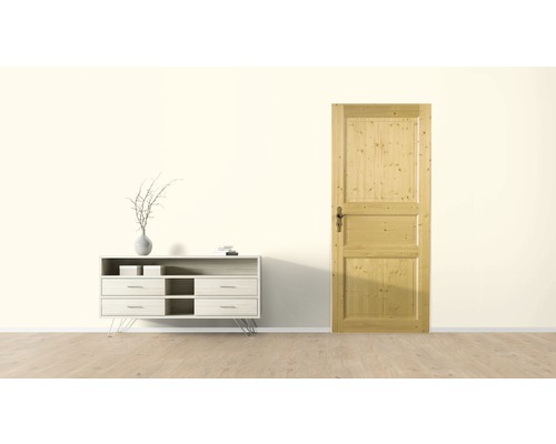 Innenansicht eines Raumes mit einer Holztür und einem Sideboard