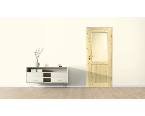 Helle Inneneinrichtung mit Kommode und Holztür mit Glaseinsatz