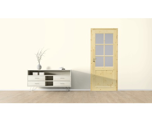 Zimmeransicht mit Kommode und Holztür mit Glaseinsatz