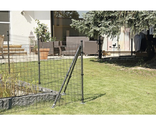 Drahtzaun zur Grundstückseingrenzung im Garten