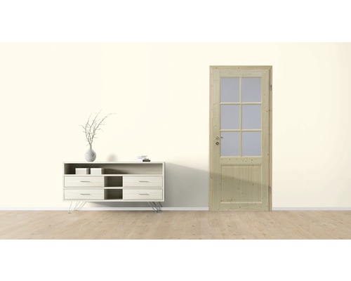 Helle Inneneinrichtung mit Holzrahmentür, Kommode und Dekoration