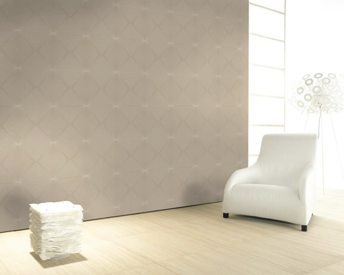 Heller Raum mit gemusterter Wand, Sessel und Lampe