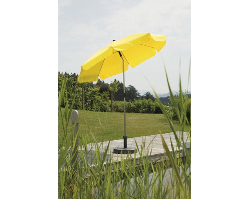 Gelber Gartenschirm auf einer Terrasse