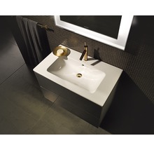 Salle de bains moderne avec lavabo, robinet et miroir