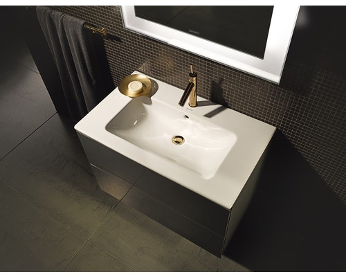 Salle de bains moderne avec lavabo, robinet et miroir