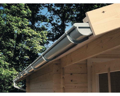 Dachrinne aus Kunststoff an einem Holzhaus