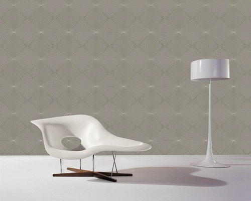 Intérieur avec papier peint à motifs, fauteuil et lampadaire