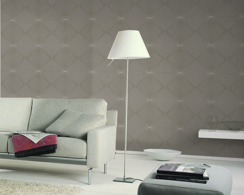 Salon avec papier peint à motifs gris, lampadaire, canapé et tabouret