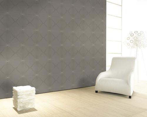 Pièce lumineuse avec panneau mural rembourré, fauteuil et décoration