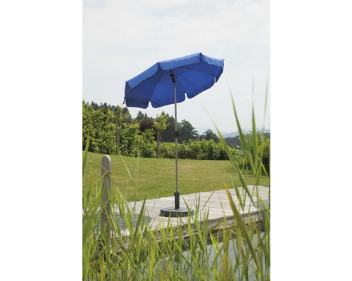 Parasol de jardin bleu sur une terrasse en bois avec pelouse en arrière-plan
