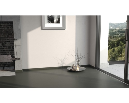 Intérieur avec revêtement de sol moderne, décoration et vue sur la verdure