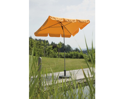 Parasol carré installé dans le jardin