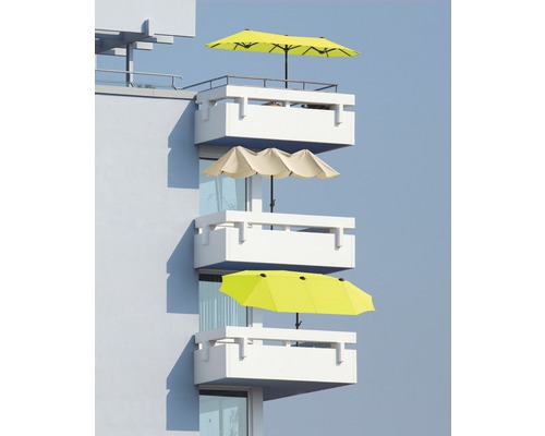 Mehrere Balkone mit Sonnenschirmen in unterschiedlichen Farben