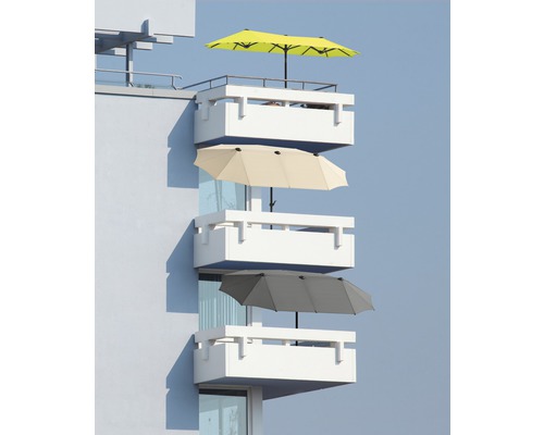 Mehrere Balkone mit Sonnenschirmen in verschiedenen Farben