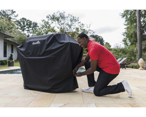 Schwarze Grillabdeckung schützt einen Grill im Freien.