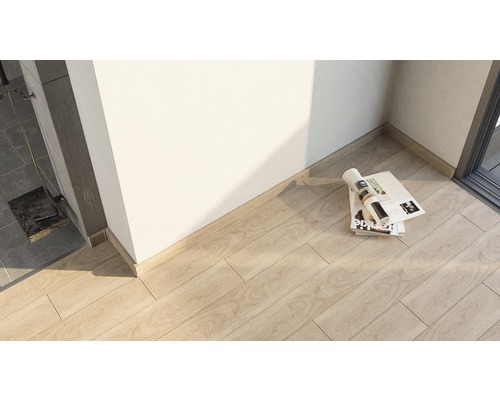 Plancher en bois clair avec plinthe et magazines