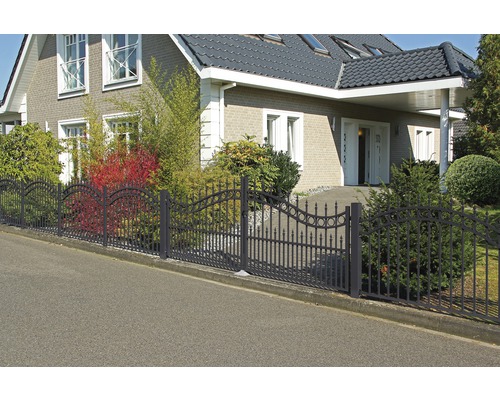 Schmiedeeisenzaun vor einem Wohnhaus
