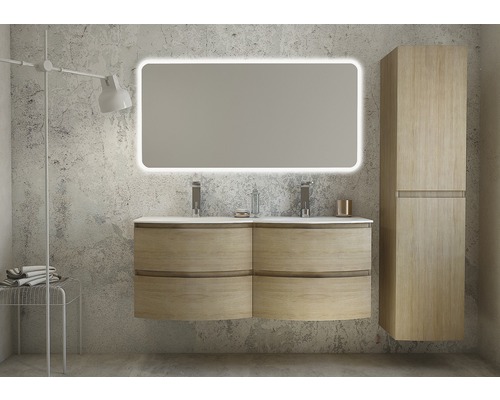 Salle de bains avec meuble sous-vasque, miroir lumineux et armoire haute