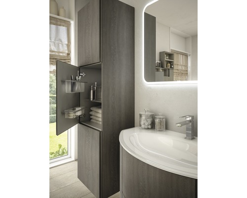 Salle de bain moderne avec lavabo et armoire de bain ouverte pour ranger les accessoires de bain