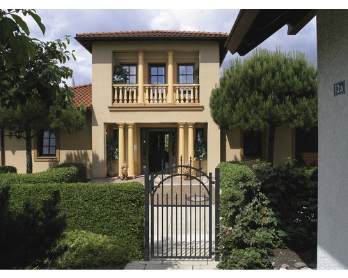 Façade de maison avec colonnes, balcon et portail en fer forgé