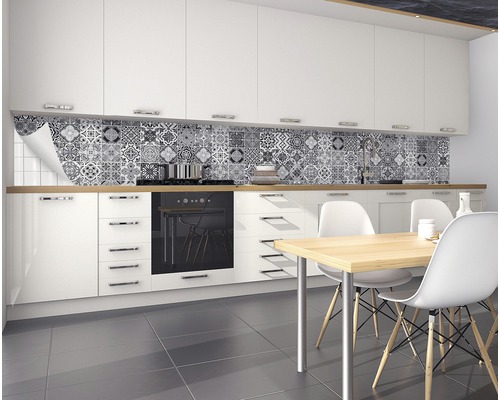 Küche mit Mosaikfliesen-Folie als Spritzschutz und Esstisch