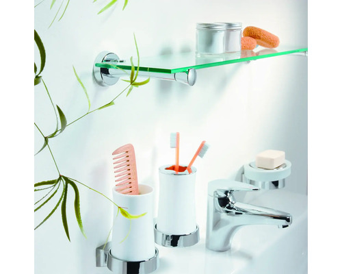 Coin lavabo de salle de bains avec étagère en verre, porte-savon, gobelet pour brosses à dents, peigne et robinet