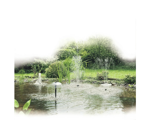 Teich mit mehreren Springbrunnen im Garten