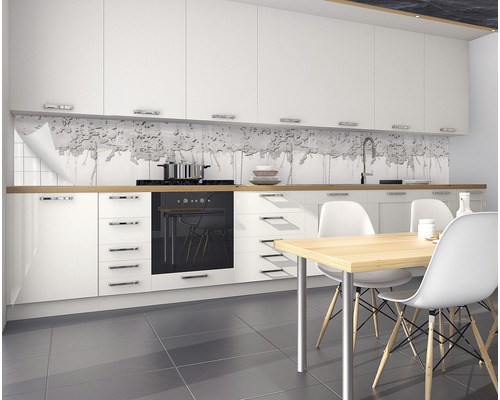 Moderne Küche mit weißen Schränken, Esstisch und Spritzschutz