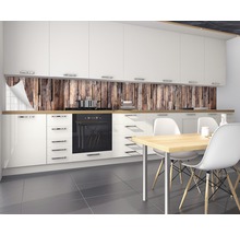 Crédence de cuisine aspect bois dans une cuisine moderne