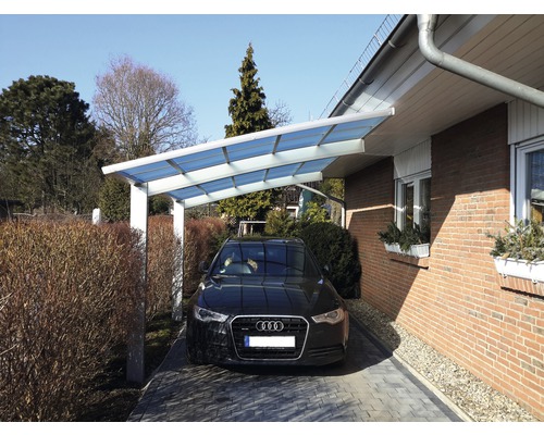 Ein Carport aus Aluminium mit einem Auto davor.