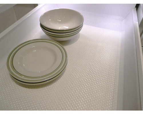 Teller und Schalen auf einer Schubladenmatte