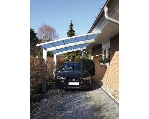 Carport mit Auto auf einer gepflasterten Auffahrt