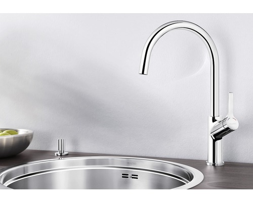 Küchenspüle mit Chromarmatur und Spülmittelspender