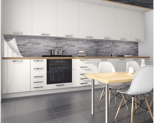 Moderne Küche mit weißen Schränken, Arbeitsplatte aus Holz und grauer Steinwand